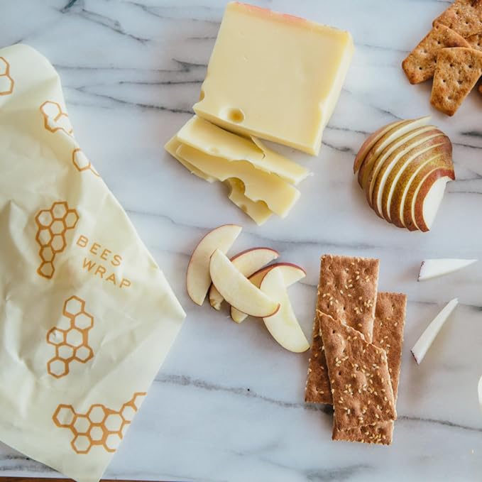 Bee's Wrap Beeswax Wraps for Food - Assorted 5 Pack of Beeswax Wraps - 2 Large & 3 Medium Wrap - Plastic Free Made in USA Reusable Natural Food Wrap - Honeycomb Print