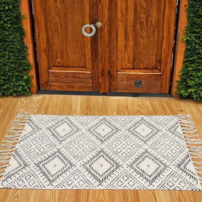 Chardin home Boho Diamond Rug, 20x32 Inches, Ivory and Black Bohemian Chic Throw Rug with Hand Woven Fringes, Perfect for entryway, Doormat, hallways, Kitchens