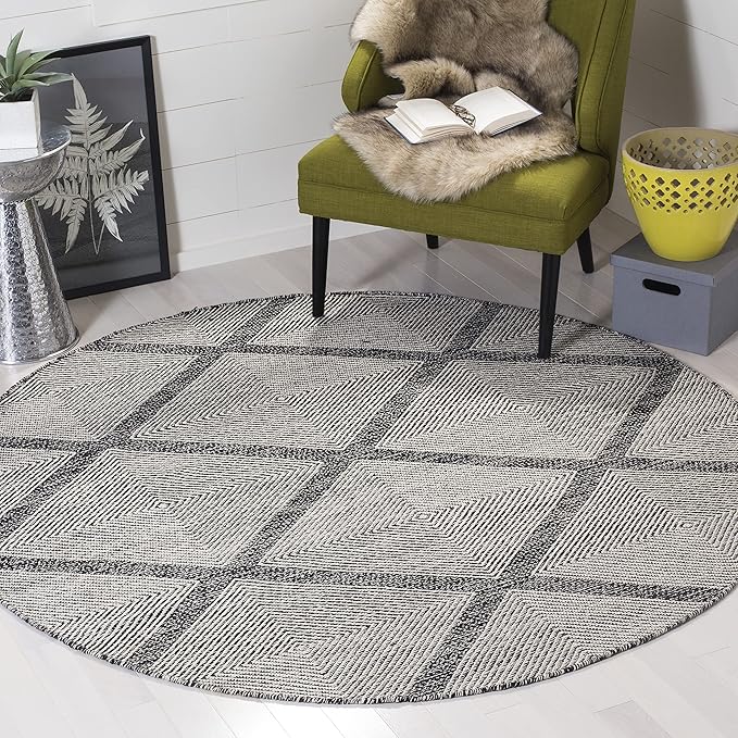 SAFAVIEH Montauk Collection 4' Round Black MTK821D Handmade Cotton Entryway Foyer Living Room Bedroom Kitchen Area Rug